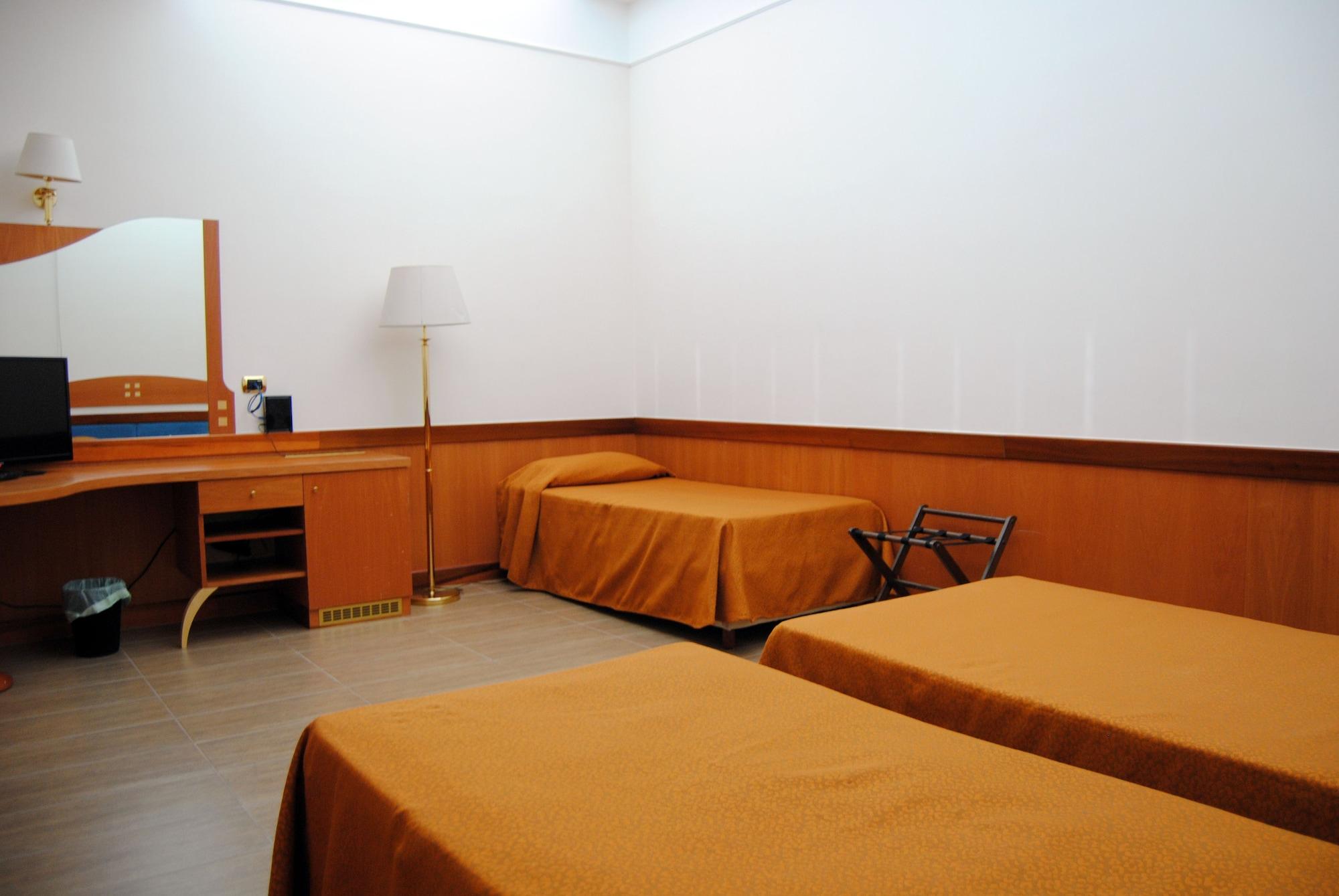 Hotel Futura Centro Congressi Наполи Екстериор снимка
