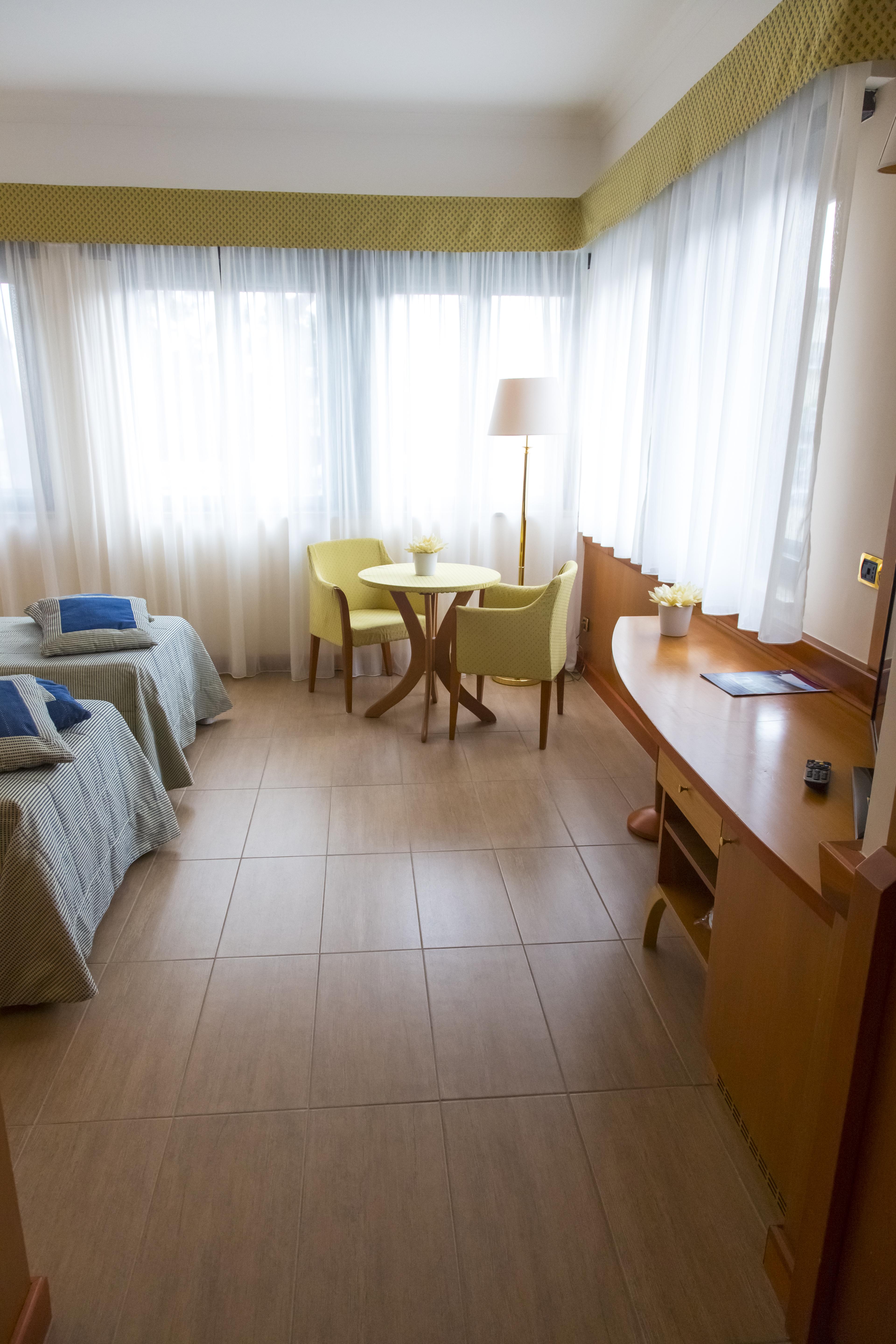 Hotel Futura Centro Congressi Наполи Екстериор снимка