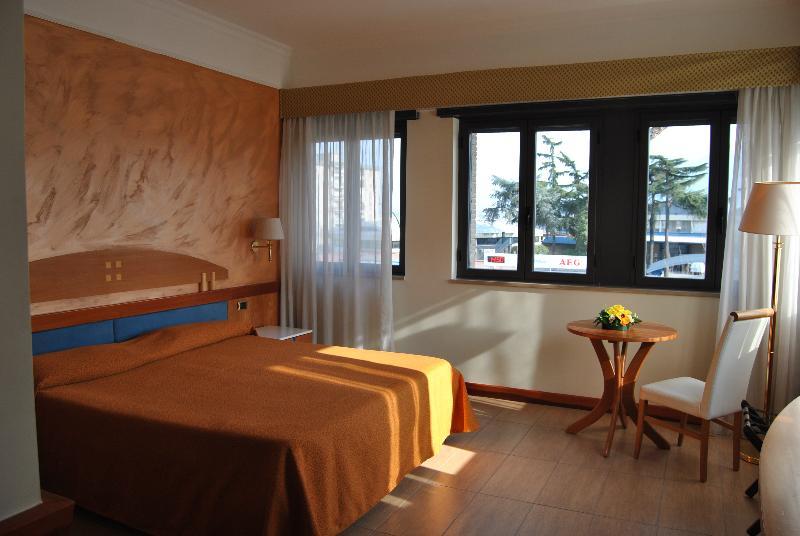 Hotel Futura Centro Congressi Наполи Екстериор снимка