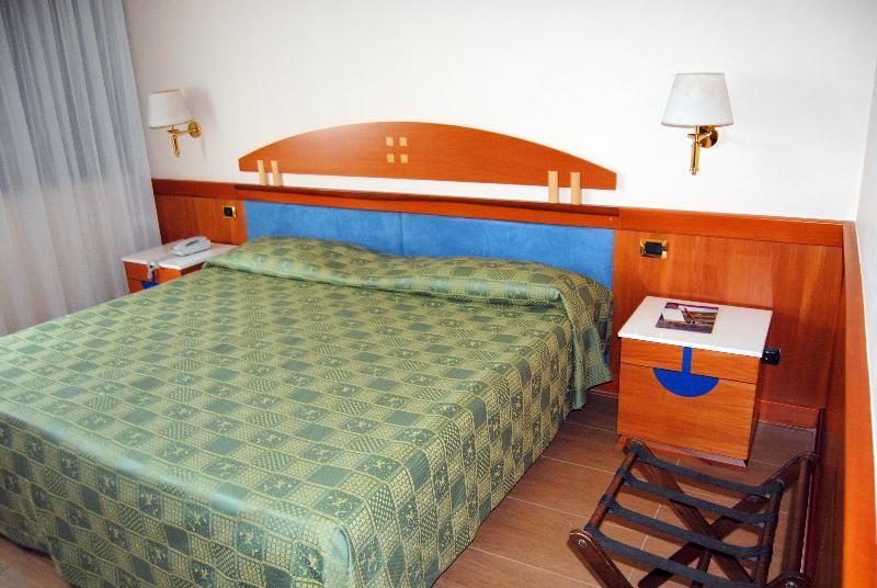 Hotel Futura Centro Congressi Наполи Екстериор снимка
