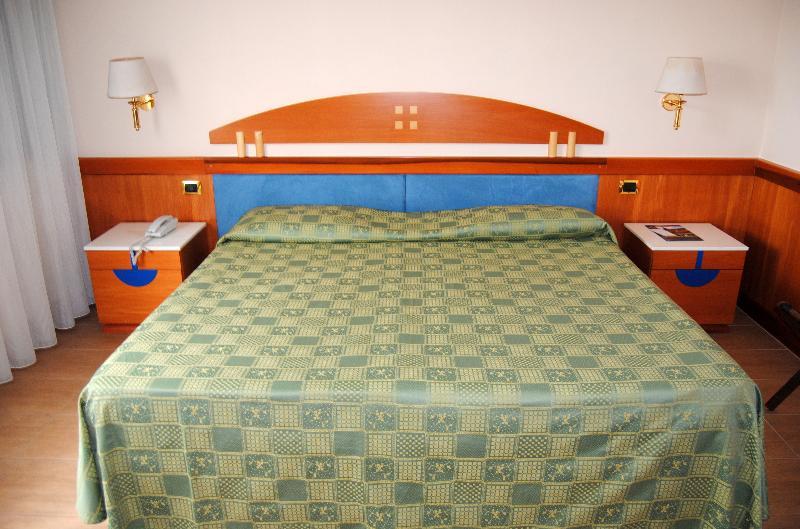 Hotel Futura Centro Congressi Наполи Екстериор снимка